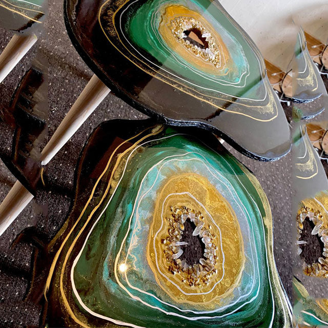 2 x Nesting Large Resin Art Natural Quartz geode Emerald green agate Coffee/side Tables with gold metal legs